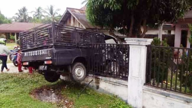 L300 Hantam Pagar Rumah Warga Bungo, Sopir Diduga Mengantuk