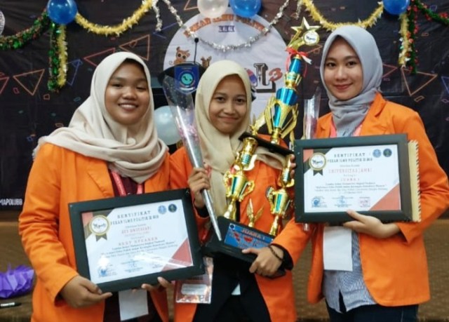 Tiga Mahasiswa Unja Boyong Piala Dalam Lomba Debat Nasional di Bangka Belitung