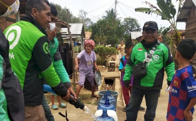 Driver Ojol Keliling Indonesia Salurkan Bantuan Korban Asap di Jambi