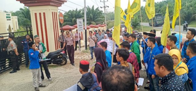 Aksi Solidaritas Puluhan Mahasiswa PMII di Mapolres Sarolangun, Usut Tuntas Kematian Randi