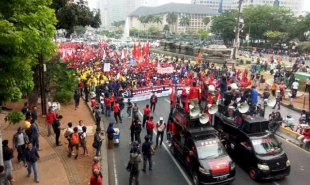 Teriakan RE-VO-LU-SI, Ratusan Massa Indonesia Memanggil Bergerak ke Istana Merdeka