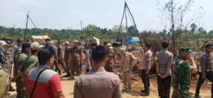 Puluhan Tambang Minyak Illegal di Sarolangun Dihancurkan Puluhan Tambang Minyak Illegal di Sarolangun Dihancurkan