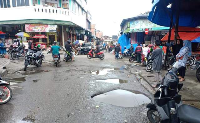 Warga Keluhkan Jalan H. Agus Salim Pusat Kota Sungai Penuh Berlobang