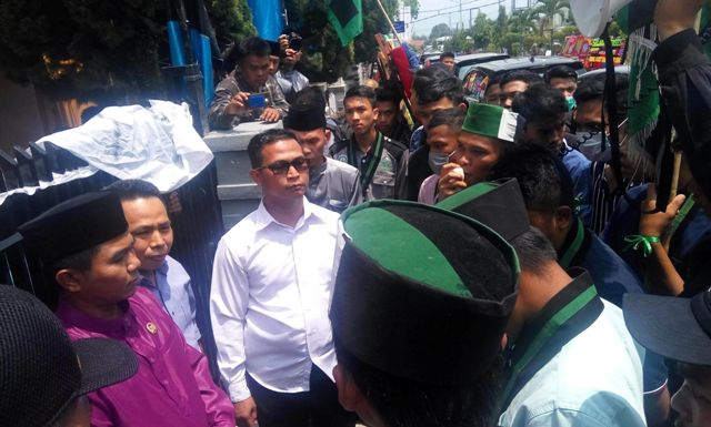 Demo HMI Desak Adirozal Tutup 25 Tambang Illegal di Kerinci