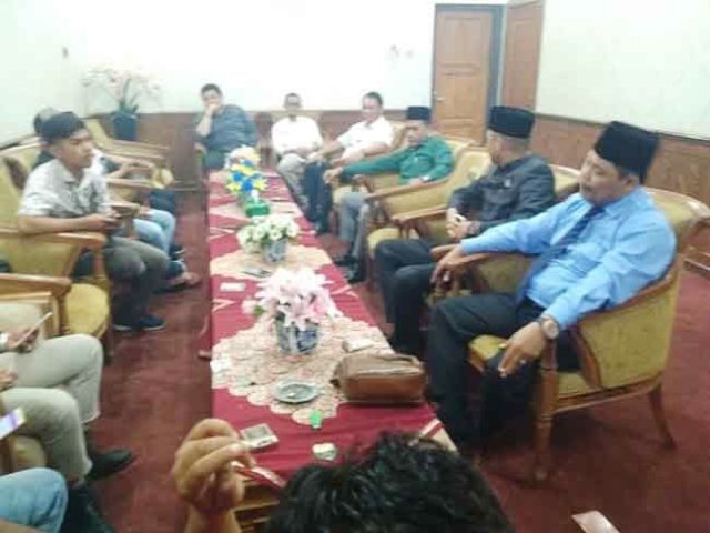 Ini Alasan Dewan Muaro Jambi Lempar Botol, Kadis PU Sering Molor