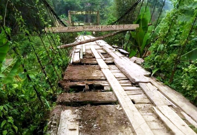 Warga Keluhkan Jembatan yang Nyaris Putus