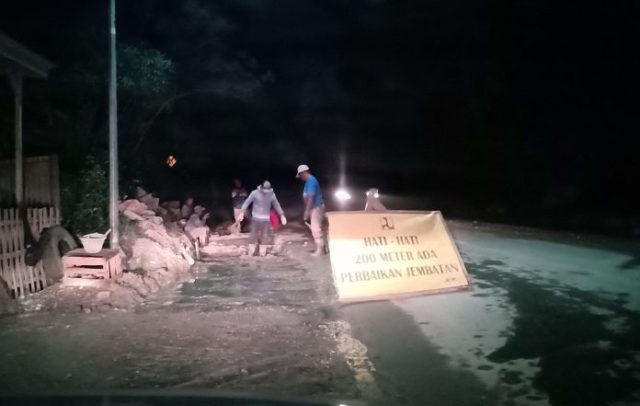 Gawat! Pekerjaan Pelebaran Jalan Nasional di Kerinci Aduk Semen Pakai Cangkul Malam Hari