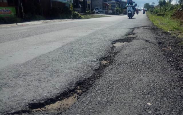 Bukan Hanya di Kayu Aro, Ternyata Ada Puluhan Titik Jalan yang Retak dan Berlobang