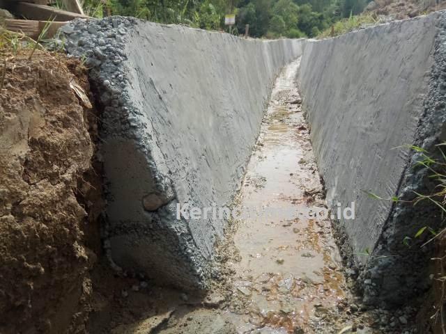 Hebat Cara Rekanan Curi Volume Pekerjaan Saluran Jalan Sungai Jernih – Sungai Jeruang