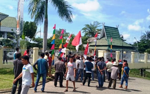 Aksi Masyarakat Bathin Lima Di Kantor Bupati Sarolangun