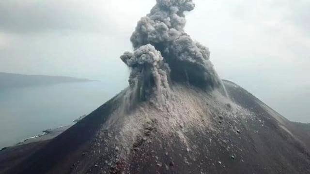 Gunung Anak Krakatau Sembur Abu Kolom 1 KM Selasa Pagi