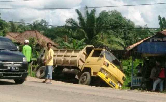 Laka Muaro Jambi Dump Truk Hantam Gudang Organ Tunggal