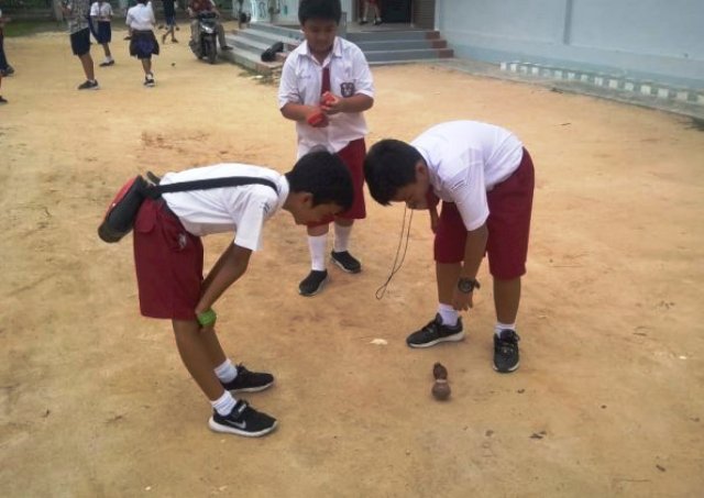 Perkembangan Teknologi Tak Pudarkan Permainan Gasing di Tanjab Barat