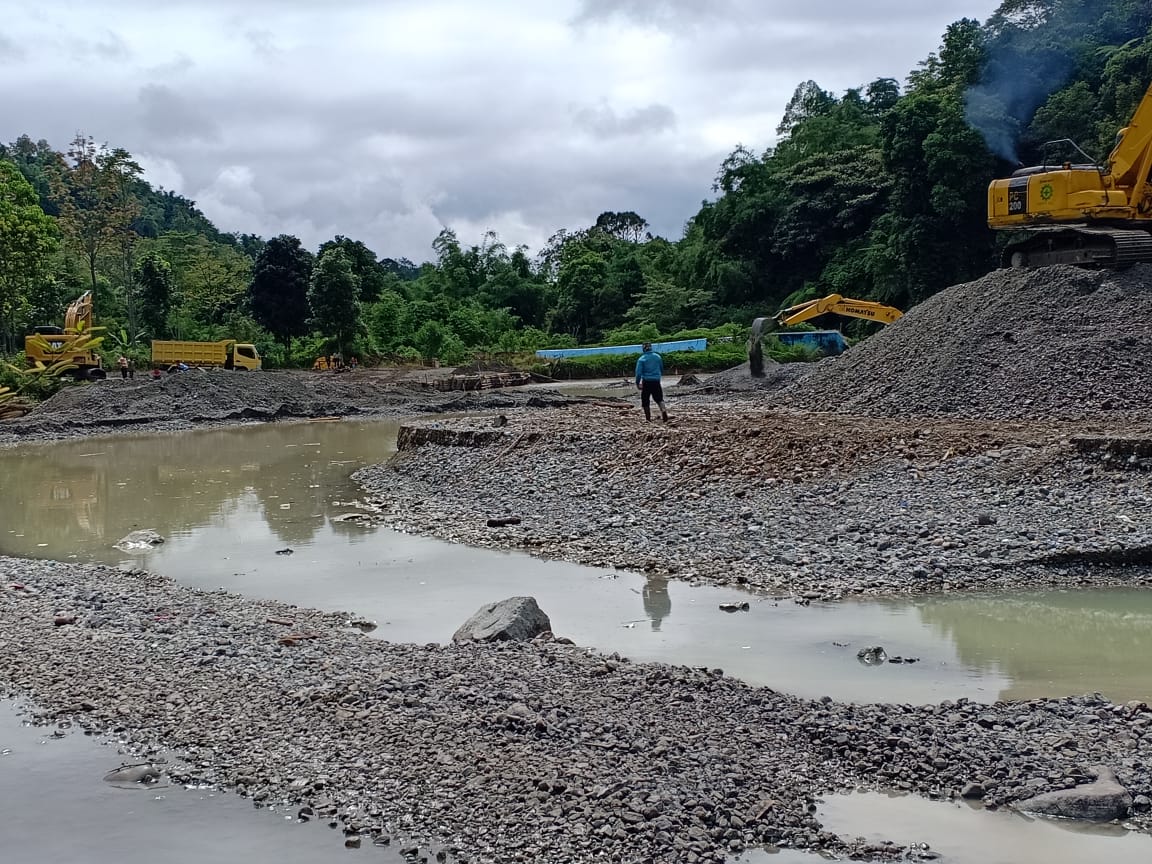 Diduga Tambang Illegal, 3 Unit Alat Berat Beroperasi di Cek Dam Lubuk Nagodang