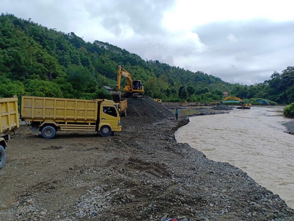 Diduga Illegal, Ribuan Kubik Material Dikeluarkan dari Tambang di Lubuk Nagodang