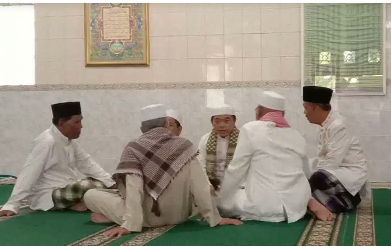 Al Haris, mantan pegawai RRI berbicang-bincang dengan pengurus masjid dekat RRI