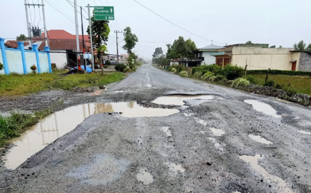 Pekerjaan Jalan Nasional oleh PT. Aurora Rp. 16 Miliar Amburadul