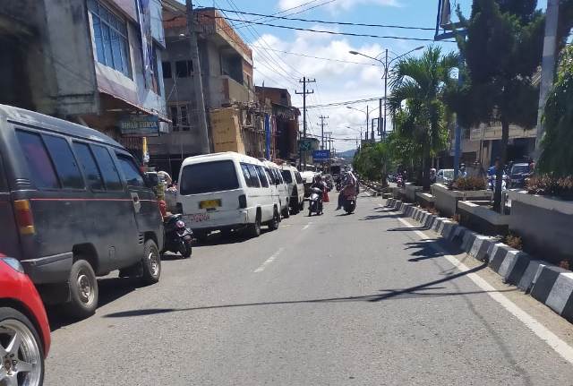 Pengguna Jalan Keluhkan PKL dan Parkir Liar di Jalan RE Martadinata