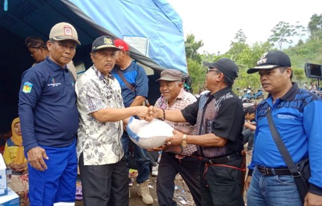 Pemkot Sungai Penuh Serahkan Bantuan Untuk Pencarian Al Mughoni