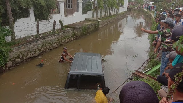 Toyota Kijang Terjun ke Sungai di Simpang Tiga Rawang