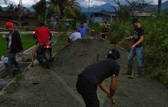 Lama Tak di Perbaiki, Warga Pendung Hiang Gotong Royong Perbaiki Jalan