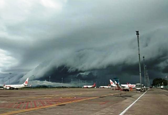 Awan Mirip Tsunami di Langit Bandara Hasanuddin Makassar