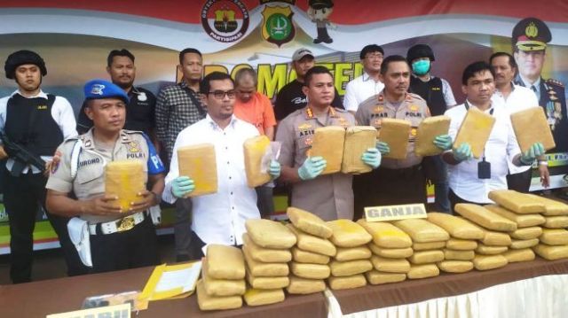 Petugas Temukan Ganja 51 Kg Saat Evakuasi Banjir