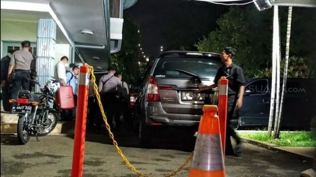 KPK Geledah Ruang Kerja Wahyu di KPU 8 Jam Lebih dan Sita 3 Koper