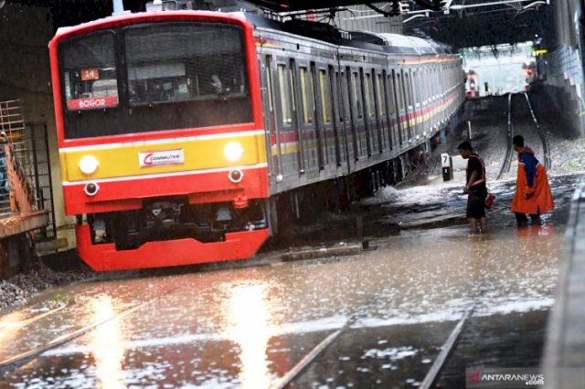 4 Kereta Api Jarak Jauh dari Daop 1 Telat Datang Terkait Rel Digenangi Banjir