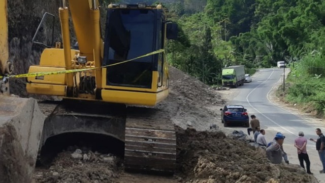 Marak Aktifitas Galian C,  Exsavator di Sungai Ning Dipasangi Police Line