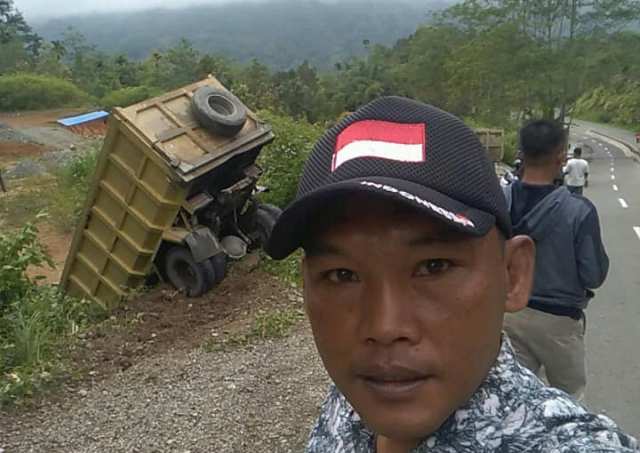 Dum Truk Terjun ke Jurang di Bukti Tengah