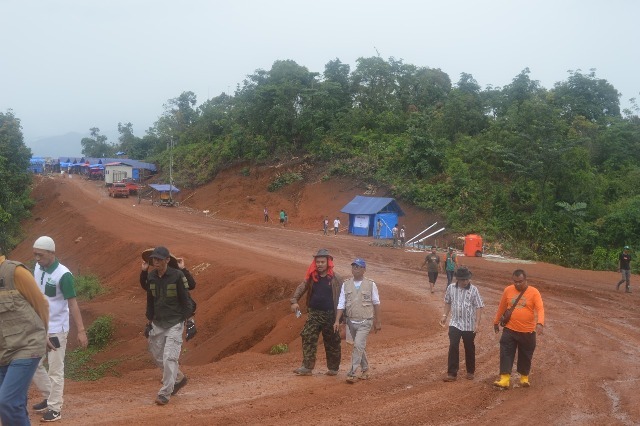 Dua Pentolan SMSI Tinjau Huntara di Atas Awan