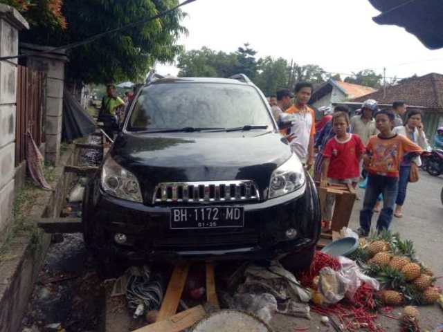 Ngantuk, Sopir Tabrak Tukang Sayur di Jambi