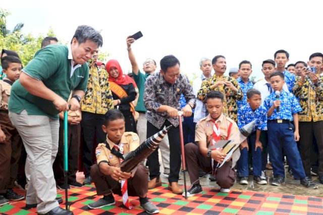 WAW! Wistyo dan Edi Siswa SMPN 12 Tanjabtim Ini Ciptakan Roket Air