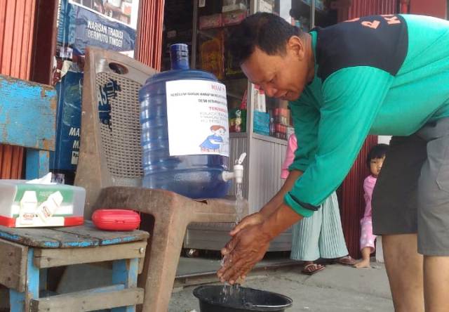 Ini Perlu Dicontoh Desa Lain, Pemilik Toko Sediakan Hand Sanitizer