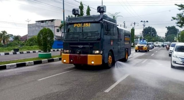 Polres Bungo Gunakan Mobil Water Canon Semprotkan Disinfektan di Jalur Protokol