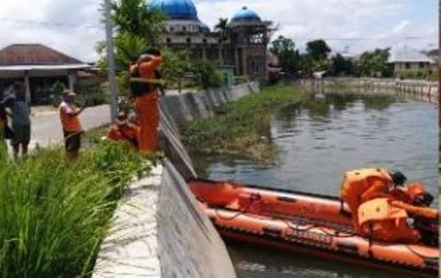 Dikabarkan Hilang Sejak Kemarin, Warga Tanah Kampung Diduga Hanyut di Sungai