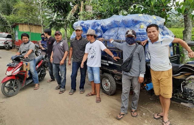 Pemdes Pancuran Tiga Bagi-bagi Galon Gratis Untuk Cuci Tangan Warga