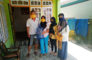 Pemdes Permai Baru Bagi-bagi Galon Untuk Cuci Tangan Warga