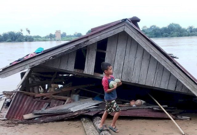 Kapal Tabrak Lima Rumah Warga di Desa Rondang Muarojambi