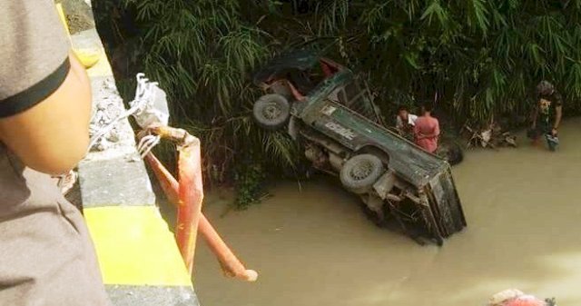 Pick Up L300 Pengangkut Pasir Terjun Bebas ke Sungai, 5 Orang Terluka