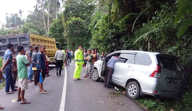 Laka Lantas Avanza Vs Truk