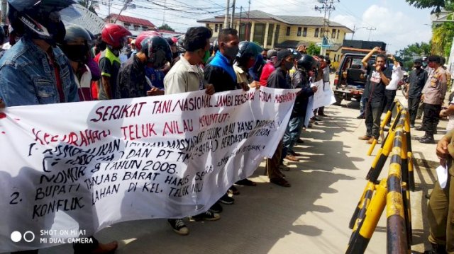 Aksi Warga Pengabuan Di Kantor Bupati Terkait Tanah Dirampas Oeh Perusahaan