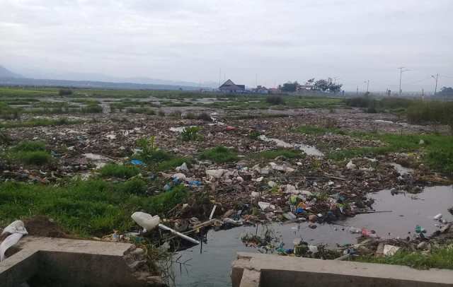 Parah!! Sawah Warga di Dekat Bandara Depati Parbo Kerinci Panen Sampah