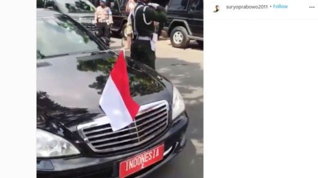 Viral Mobil Berplat Indonesia 2 Isi BBM di Pinggir Jalan