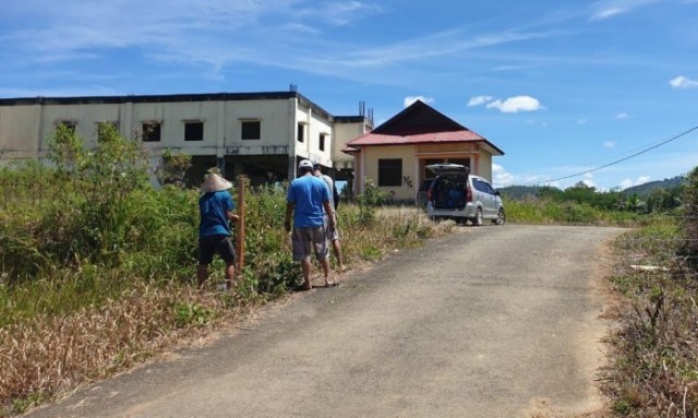 Ganti Rugi Tak Selesai, Perkantoran Bukit Tengah Kerinci Dipagar Kawat Berduri oleh Warga