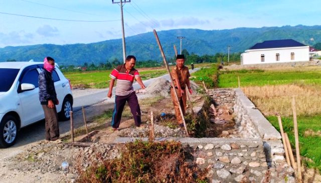 Wah!!! Warga Desa Dusun Baru Nekad Serobot Bahu Jalan Untuk Bangun Rumah