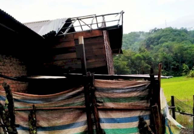 Rumah Warga Kerinci Dihantam Badai