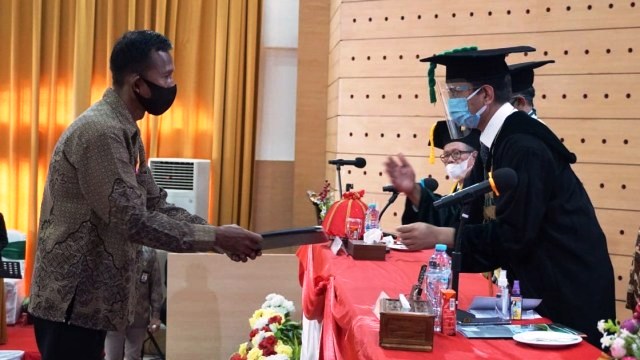 Viral Ayah Gantikan Wisuda Anaknya Ber-IPK 3,9 yang Meninggal karena Kecelakaan