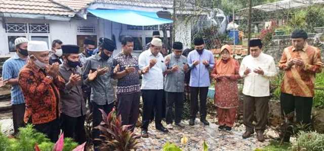 Makam Pendiri Kota Sungaipenuh Diziarahi Fikar Azami - Yos Adrino